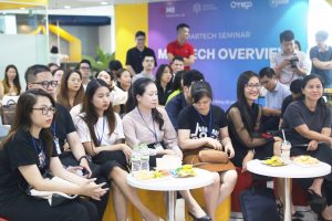 Khách tham dự lắng nghe và hưởng ứng tích cực