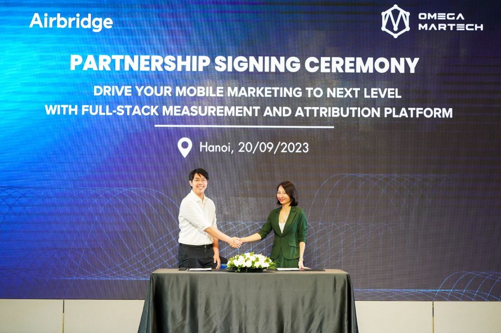 Lễ ký kết thỏa thuận hợp tác giữa Omega Martech và Airbridge
